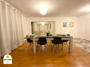 a dining room with a table and chairs in a room at Chambre BREIZH en coliving in Brest