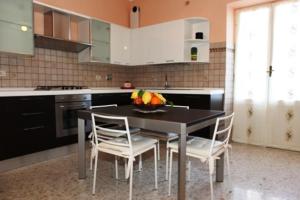 A kitchen or kitchenette at B&B Raggio Di Sole