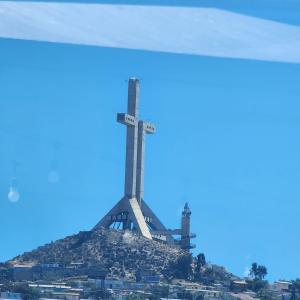 krzyż na szczycie wzgórza w obiekcie pacifico 3100 w mieście La Serena