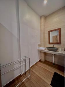 een badkamer met een wastafel en een spiegel bij Nay's Homestay in Canggu