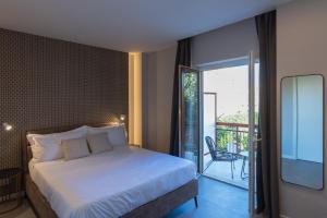 una camera con letto e balcone di Il Pumo - Apulian Rooms Bari Savoia a Bari