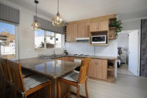 A kitchen or kitchenette at Kaaia picturesque seaview apartment