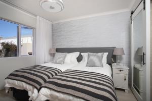 A bed or beds in a room at Kaaia picturesque seaview apartment