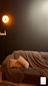ein Bett mit zwei Kissen auf einem Zimmer in der Unterkunft Hot & Wild Couple Room@Cheras KL in Cheras