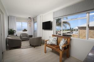 Кът за сядане в Kaaia picturesque seaview apartment