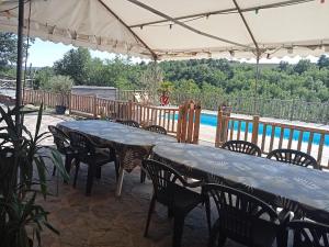 Rõdu või terrass majutusasutuses Gîte de Cayssie