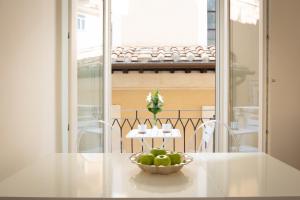 uma taça de fruta numa mesa numa cozinha em Amazing Cozy Piazza Venezia em Roma