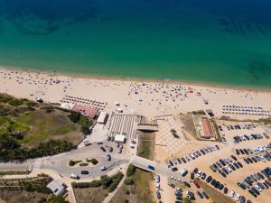 una vista aérea de una playa con multitud de personas en Porto de Mós 72 by Destination Algarve, en Lagos