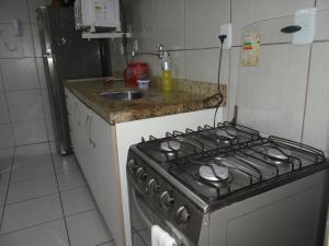 cocina con fogones y fregadero en Ocean Atlantic Praia de Iracema en Fortaleza
