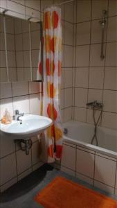 y baño con lavabo y bañera. en Ruhe-Nescht, en Vaihingen an der Enz