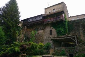 un edificio con un balcone con un treno sopra di La Fricatour au Domaine de Brandeau a Blasimon
