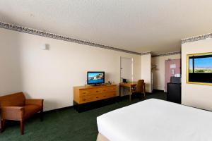 Studio 6 Suites Lake Havasu City AZ في مدينة ليك هافاسو: غرفه فندقيه سرير وتلفزيون