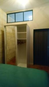 una camera con porta, finestra e armadio di La Fricatour au Domaine de Brandeau a Blasimon