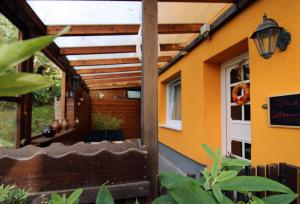 a pergola on the side of a house at Ferienwohnung Schwallmann in Wilnsdorf
