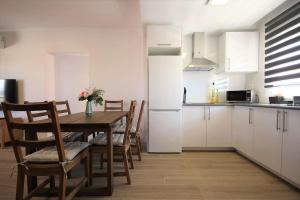 a kitchen and dining room with a table and chairs at Yamato Apartment Albir in Albir
