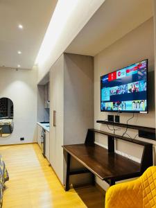 Télévision ou salle de divertissement dans l'établissement Luxe Apartment by Hey Studio's