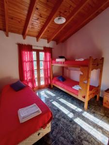 1 dormitorio con 2 literas en una casa en Departamento Ámbar en Godoy Cruz en Godoy Cruz