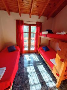 Una cama o camas cuchetas en una habitación  de Departamento Ámbar en Godoy Cruz