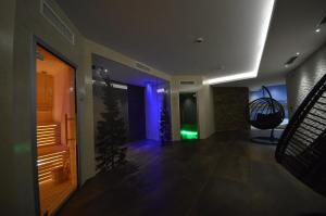 un corridoio con luci blu e verdi in un edificio di Residence Hotel Anna a Passo del Tonale