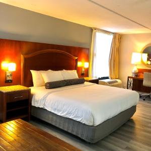 Postel nebo postele na pokoji v ubytování The Grand Hotel Spindletop