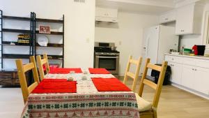 een keuken met een tafel met een rode tafellaken bij sunny house2 in Covina