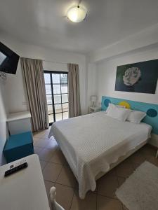 Un dormitorio con una cama grande y una ventana en Hotel Adelaide, en Faro