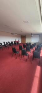 une salle avec un groupe de chaises dans une salle de classe dans l'établissement Valen Porto Hotel São Luís, à São Luís