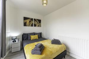 a bedroom with a bed with towels on it at Comfy Stay 1 Bedroom Apartment in Rugby