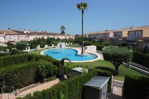 vistas a una piscina en un patio con casas en Casa del Sol in Els Poblets, en Els Poblets