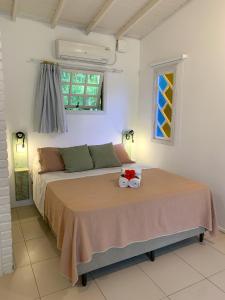 una camera con un grande letto di Pousada Rosa a Praia do Rosa