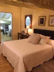 a bedroom with a large white bed in a room at NovaCand in Candelario