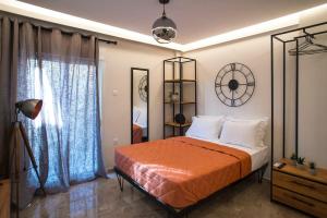 een slaapkamer met een bed en een klok aan de muur bij Wanderer, Nilie Hospitality MGMT in Thessaloniki
