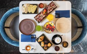 uma mesa com um monte de diferentes tipos de alimentos em SmartRental Collection Gran Vía Capital em Madrid
