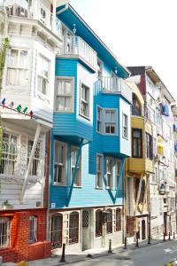 un bâtiment bleu sur le côté d'une rue dans l'établissement Tilas - Rooms in 19th Century Wooden Townhouse,Kadikoy, à Istanbul