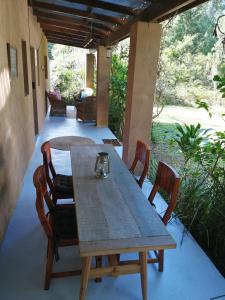 drewniany stół i krzesła na patio w obiekcie Bushman's Pillow w mieście Sanddrif