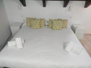 A bed or beds in a room at Casa Puerta de la Alcazaba Antequera