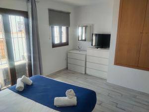 A bed or beds in a room at Casa Puerta de la Alcazaba Antequera
