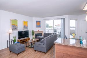 a living room with a couch and a television at Cozy Home Management in MDR in Los Angeles