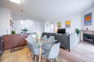 a living room with a table and a couch at Cozy Home Management in MDR in Los Angeles