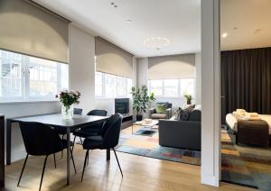 伦敦Urban Rest Camden的一间带桌椅的餐厅和客厅