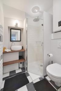 een badkamer met een douche en een toilet bij Studio "Café Papillon"-Paris 15 in Parijs