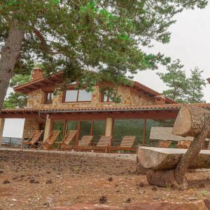 una casa con un mucchio di sedie davanti di Prades Vila Bella - Casa Molinets i Casa Borrianes a Prades
