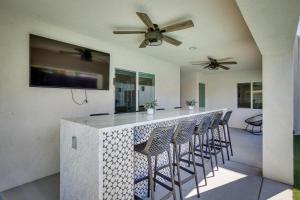 una cocina con barra con taburetes en Modern Palm Springs Home with Pool and Gas Fire Pit!, en Palm Springs
