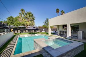 una piscina en el patio trasero de una casa en Modern Palm Springs Home with Pool and Gas Fire Pit!, en Palm Springs