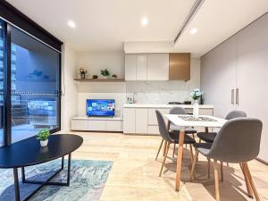 uma cozinha e sala de jantar com mesa e cadeiras em Beautiful City View 2br1ba In Melbourne Cbdwifi em Melbourne