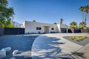 una casa blanca con árboles y un camino de entrada en Modern Palm Springs Home with Pool and Gas Fire Pit!, en Palm Springs