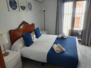 A bed or beds in a room at Casa Puerta de la Alcazaba Antequera