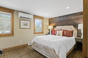 um quarto com uma cama grande e 2 janelas em Brook Bound Inn em Wilmington