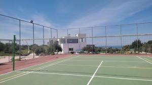 Tenis alebo squash v ubytovaní Villa Kounoupidiana alebo jeho okolí