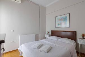 Llit o llits en una habitació de A unique apartment in the historical center-3BDs